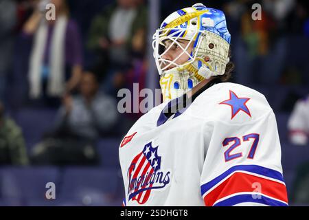 Rochester, New York, USA. Februar 2025. Der Rochester-amerikanische Torhüter Devon Levi (27) läuft in einem Spiel gegen die Belleville Senators. Die Rochester Americans veranstalteten die Belleville Senators in einem Spiel der American Hockey League in der Blue Cross Arena in Rochester, New York. (Jonathan Tenca/CSM). Quelle: csm/Alamy Live News Stockfoto