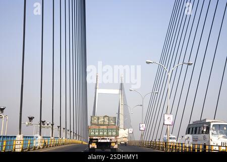 Der LKW fährt über Vidyasagar Setu, die zweite Brücke über den Fluss Hooghtly, Kalkutta, heute Kalkutta, Westbengalen, Indien, Asien Stockfoto