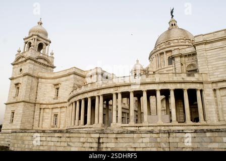 Victoria Memorial auf den Linien des Taj Mahal zum Gedenken an Königin Victoria gekrönt mit einer beweglichen Engelsstatue in Kalkutta, Westbengalen, Indien, Asien Stockfoto