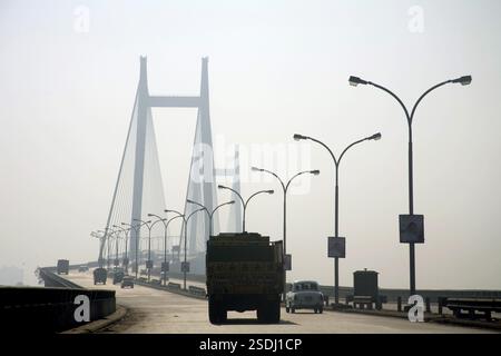 Der LKW fährt über Vidyasagar Setu, die zweite Brücke über den Fluss Hooghtly, Kalkutta, heute Kalkutta, Westbengalen, Indien, Asien Stockfoto