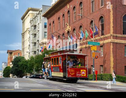 San Francisco, Kalifornien, USA, 30. September 2023. Oldtimer-Seilbahn auf den Straßen von San Francisco. Stockfoto