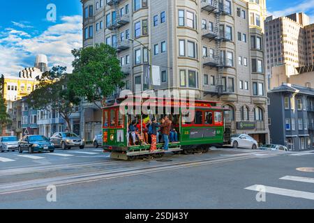 San Francisco, Kalifornien, USA, 30. September 2023. Oldtimer-Seilbahn auf den Straßen von San Francisco. Stockfoto