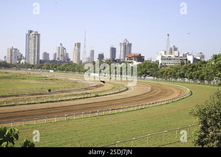 Pferderennbahn und Wolkenkratzer, Mahalakshmi, Bombay Mumbai, Maharashtra, Indien, Asien Stockfoto