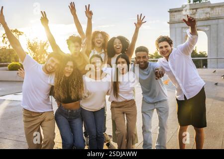 Formelles Porträt einer Gruppe von multiethnischen Freunden, die sich beim Sonnenuntergang in der Stadt amüsieren Stockfoto