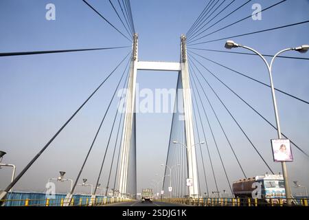 Der LKW fährt über Vidyasagar Setu, die zweite Brücke über den Fluss Hooghtly, Kalkutta, heute Kalkutta, Westbengalen, Indien, Asien Stockfoto