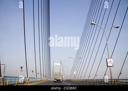Der LKW fährt über Vidyasagar Setu, die zweite Brücke über den Fluss Hooghtly, Kalkutta, heute Kalkutta, Westbengalen, Indien, Asien Stockfoto