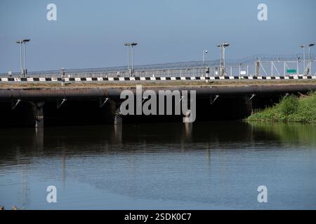 Abflusskanalsystem des Flughafens und Infrastruktur zur Hochwasservermeidung. Moderne technische Lösungen für die Wasserwirtschaft in tiefliegenden Gebieten. Flughafenflut Stockfoto