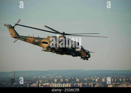Der ungarische Militär-Kampfhubschrauber MI-24, der bei den Dreharbeiten von die Hard 5 eingesetzt wurde, ist mit schweren Waffen, fortschrittlicher Avionik und gepanzertem Schutz ausgestattet Stockfoto