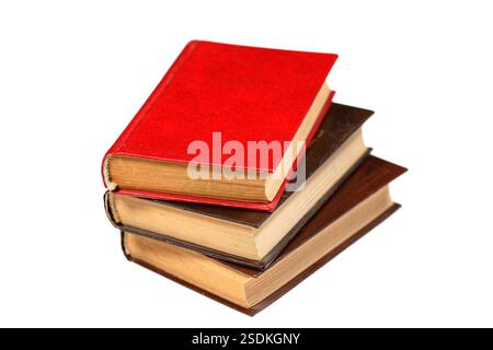 Ein Stapel alter Bücher isoliert auf weißem Hintergrund. Selektiver Fokus Stockfoto