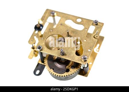 Gelber Metallmechanismus eines alten Weckers isoliert auf weiß Stockfoto