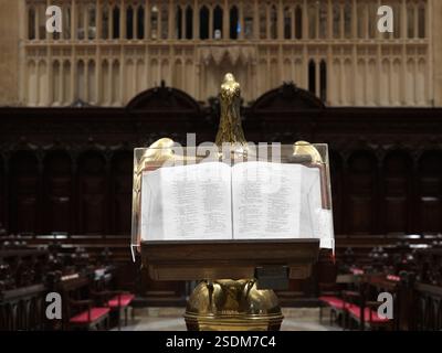 Offene Bibel mit einer Seite von Jesaja, auf einem Rednerpult im Chor der christlichen Kathedrale in Canterbury, England. Stockfoto