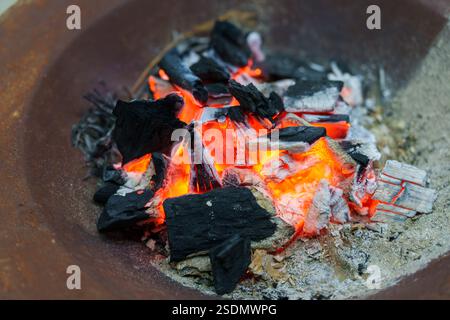 Holzkohle brennt im Winter in einem Brenner Stockfoto