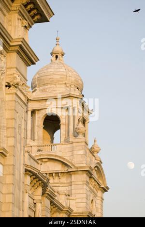 Victoria Memorial auf den Linien des Taj Mahal zum Gedenken an Königin Victoria gekrönt mit einer beweglichen Engelsstatue in Kalkutta, Westbengalen, Indien, Asien Stockfoto