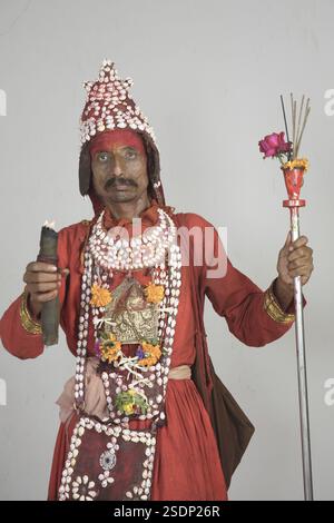 Gondhali aus dem Bezirk Sholapur mit Räucherstäbchen und Divti oder Fackel, Maharashtra, Indien MR#687X Stockfoto