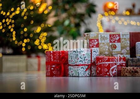 Wunderschön gestaltete Weihnachtsgeschenkboxen unter dem Weihnachtsbaum Stockfoto