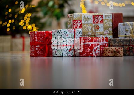 Wunderbar Wunderschön Verpackte Weihnachtsgeschenke Unter Glühenden Festlichen Lichtern Stockfoto