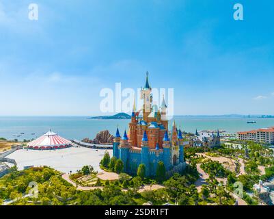 Aus der Vogelperspektive auf ein Fantasy Castle in einem Freizeitpark an der Küste Stockfoto