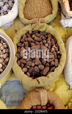 Getrocknete Früchte Termine gehalten in Jute-Tasche zum Verkauf auf einem Markt in Indien Stockfoto