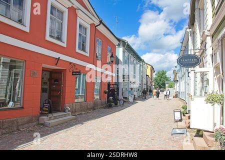 Charmante Kopfsteinpflasterstraße gesäumt von lebhaften, bemalten Häusern in der Altstadt von Porvoo, Finnland Stockfoto