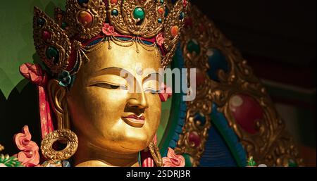 Aus nächster Nähe auf Buddha. Gompas Sind Buddhistische Altäre Oder Klöster In Der Himalaya-Region. Der Altar repräsentiert Triratna, drei Juwelen, Buddha Stockfoto