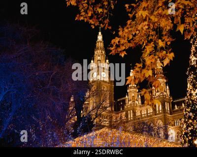 Wunderschöne Landschaft des Rathauses in Wien zur Weihnachtszeit Stockfoto