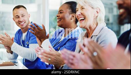 Applaus, Pflegekräfte und Mitarbeiter im Management-Meeting mit Unterstützung, Erfolg oder Leistung in der Klinik. Lächeln, Beifall und Gesundheitsteam feiern für Stockfoto