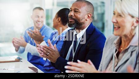Applaus, Menschen und Ärzte im Management-Meeting mit Unterstützung, Erfolg oder Leistung in der Klinik. Lächeln, Beifall und Gesundheitsteam feiern Stockfoto