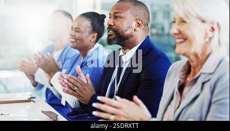 Applaus, Gruppe und Ärzte im Management-Meeting mit Unterstützung, Erfolg oder Leistung in der Klinik. Menschen, Krankenschwestern und Gesundheitsteam im Feiern Stockfoto