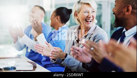 Applaus, Krankenschwestern und Ärzte im Management-Meeting mit Unterstützung, Erfolg oder Leistung in der Klinik. Lächeln, Beifall und Gesundheitsteam feiern Stockfoto