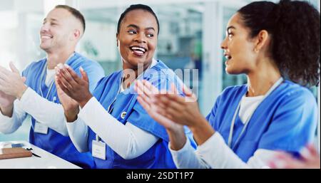 Applaus, Krankenschwestern und Menschen im Gespräch mit Unterstützung, Erfolg und Leistung für Ärzte. Lächeln, Beifall und Gesundheitsteam in Feier für Medizin Stockfoto
