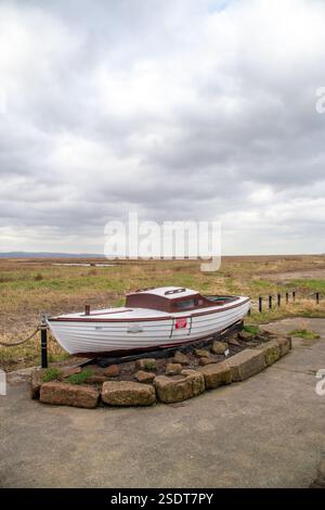 Fischerboot The Maribird' in Parkgate, Wirral. Es ist ein traditionelles Holzfischboot, das die reiche Fischergeschichte der Gegend repräsentiert Stockfoto