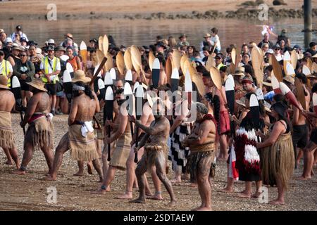 Die Maori Waka Crew führt während der Waitangi Day Feiern in Waitangi, in der Bay of Islands, Neuseeland, ein Haka auf Stockfoto
