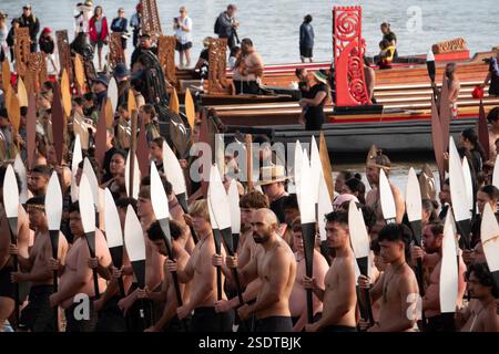 Die Maori Waka Crew führt während der Waitangi Day Feiern in Waitangi, in der Bay of Islands, Neuseeland, ein Haka auf Stockfoto
