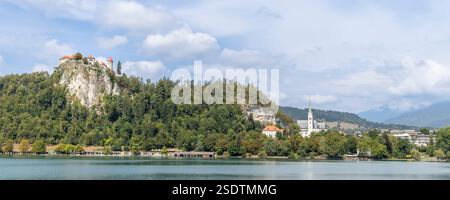 Stadtbild von Bled in der Region Gorenjska in Slowenien mit Blick auf die Burg von Bled auf einem hohen Felsen über dem Bleder See Stockfoto