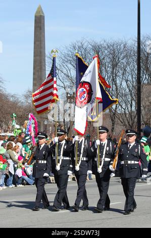 INDIANAPOLIS, IN, USA, 17. MÄRZ 2010: Mitglieder der Feuerwehr mit Flagge und Riffeln bei der St. Patricks Day Parade Stockfoto