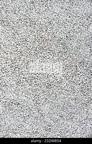 Nahaufnahme kleiner grauer Steine, die ein natürliches Muster bilden Stockfoto