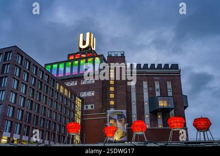 Leuchtskulpturen Dortmunder Rosen vor dem Dortmunder Wahrzeichen U, Zentrum für Kunst und Kreativität in der Abenddämmerung, Dortmund, Nordrhein-Westf Stockfoto