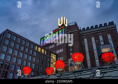 Leuchtskulpturen Dortmunder Rosen vor dem Dortmunder Wahrzeichen U, Zentrum für Kunst und Kreativität in der Abenddämmerung, Dortmund, Nordrhein-Westf Stockfoto