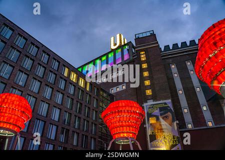 Leuchtskulpturen Dortmunder Rosen vor dem Dortmunder Wahrzeichen U, Zentrum für Kunst und Kreativität in der Abenddämmerung, Dortmund, Nordrhein-Westf Stockfoto