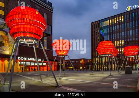 Leuchtskulpturen Dortmunder Rosen vor dem Dortmunder Wahrzeichen U, Zentrum für Kunst und Kreativität in der Abenddämmerung, Dortmund, Nordrhein-Westf Stockfoto