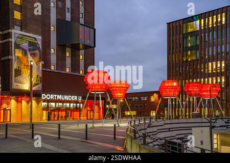 Leuchtskulpturen Dortmunder Rosen vor dem Dortmunder Wahrzeichen U, Zentrum für Kunst und Kreativität in der Abenddämmerung, Dortmund, Nordrhein-Westf Stockfoto