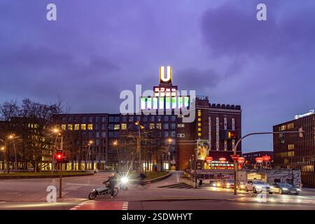 Dortmunder Wahrzeichen U, Zentrum für Kunst und Kreativität in der ehemaligen Union-Brauerei in der Abenddämmerung, Dortmund, Nordrhein-Westfalen, Deu Stockfoto