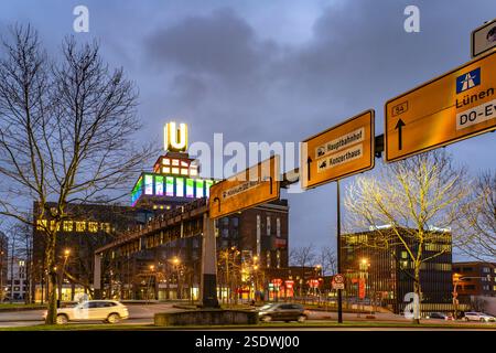 Verkehrsschilder am Wallring und das Dortmunder Wahrzeichen U, Zentrum für Kunst und Kreativität in der Abenddämmerung, Dortmund, Nordrhein-Westfalen, Stockfoto