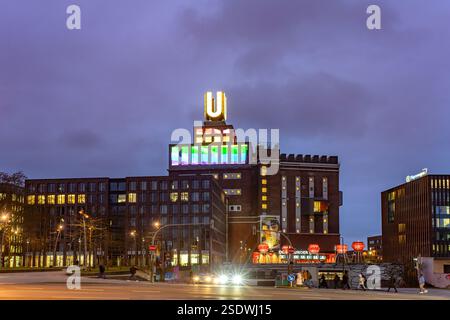 Dortmunder Wahrzeichen U, Zentrum für Kunst und Kreativität in der ehemaligen Union-Brauerei in der Abenddämmerung, Dortmund, Nordrhein-Westfalen, Deu Stockfoto