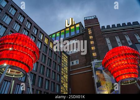 Dortmunder U Leuchtskulpturen Dortmunder Rosen vor dem Dortmunder Wahrzeichen U, Zentrum für Kunst und Kreativität in der Abenddämmerung, Dortmund, No Stockfoto