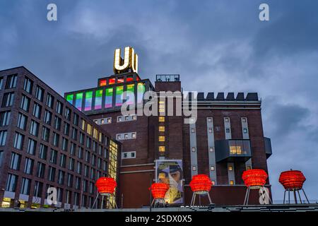 Dortmunder U Leuchtskulpturen Dortmunder Rosen vor dem Dortmunder Wahrzeichen U, Zentrum für Kunst und Kreativität in der Abenddämmerung, Dortmund, No Stockfoto