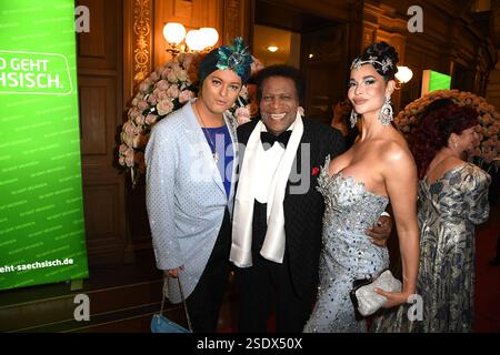 Julian F. M. Stoeckel, Roberto Blanco und Micaela Schaefer beim Semper Opernball am 07.02.2025 in Dresden Semper Opernball 2025 in Dresden *** Julian F M Stoeckel, Roberto Blanco und Micaela Schaefer beim Semperoper Ball am 07 02 2025 in Dresden Semperoper Ball 2025 in Dresden Stockfoto