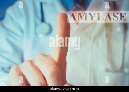 Zugeschnittene Ansicht eines jungen männlichen Arztes in einem weißen Mantel, der mit dem Finger auf das Wort „Amylase“ zeigt Stockfoto