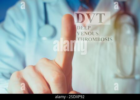 Zugeschnittene Ansicht eines jungen männlichen Arztes in einem weißen Mantel, der den Finger nach oben auf die Buchstaben "DVT" zeigt. Medizinisches Konzept. Stockfoto