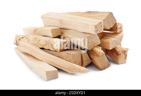 Stapel von palo santo Sticks auf weißem Hintergrund Stockfoto